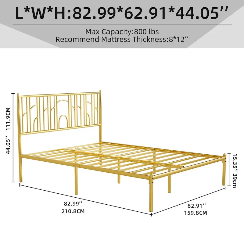 Lit plateforme grand format avec montants décoratifs à embouts et rangement sous le lit, aucun sommier tapissier requis